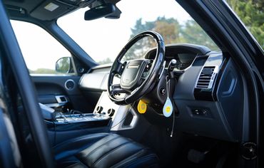 Range Rover Vogue for hire interior steering wheel