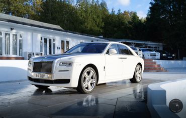 Rolls Royce Ghost 2 silver and white two-tone side profile, a vision of elegance.