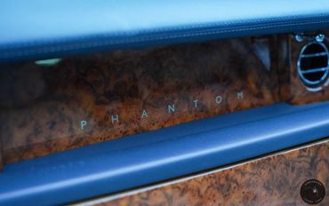 Rolls Royce Phantom 2's dashboard, a blend of modern technology and classic design.