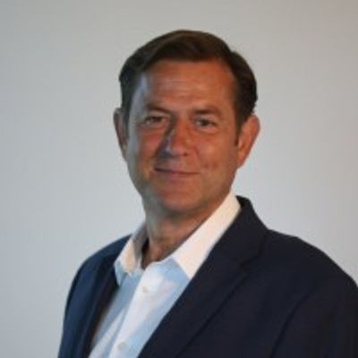 Professional portrait of a man in a suit with a confident expression.