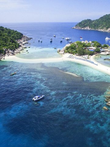 热带海岛和蓝色海水的美景。