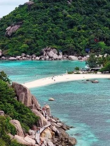 宁静海湾与绿色山丘的美景。