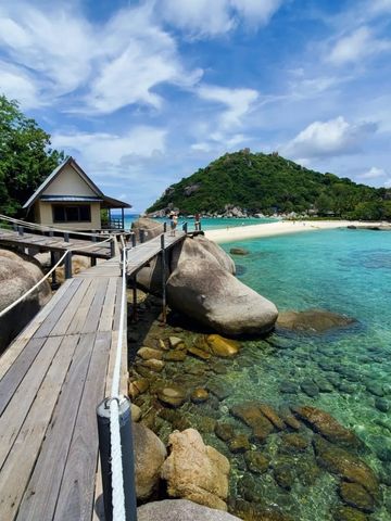 泰国清澈海水和木制桥梁的海岛风光。