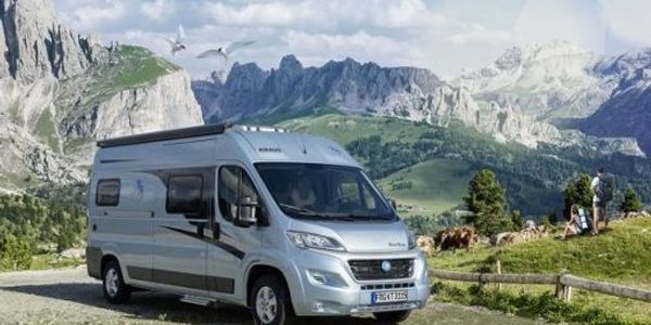 Motokaravan dağ manzarası önünde maceraya hazır.