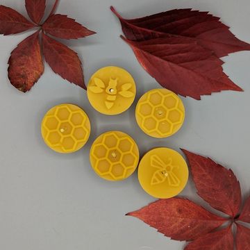 Teelichter aus Bienenwachs mit verschiedenen Imker-Motiven