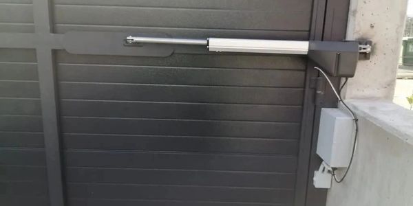 sistema de piston para puerta a control