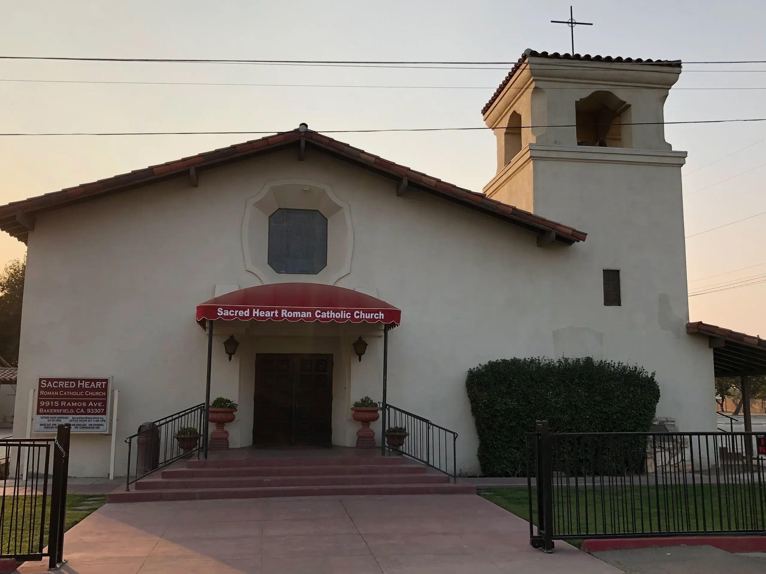 We're Here for You, Kern County! If the government shutdown has impacted  your CalFresh benefits, the CAPK Food Bank is launching emergency food  distributions across the county. For more information visit:  https://t.co/OcGJOxPmW9, image size:2560x1920