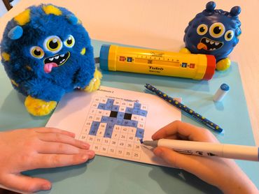 Manipulation maths, éducation, scolaire, primaire, collège et aide aux devoirs, cours particuliers.