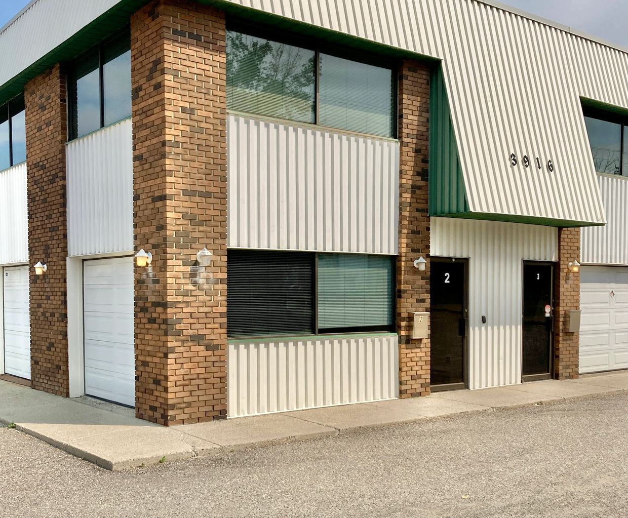 Small  corner-bay for rent at the Wright Business Centre, Calgary Southeast.