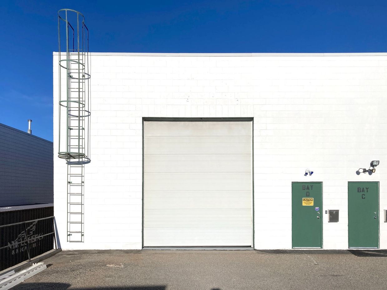 Cheap MEDIUM-size BAY FOR RENT IN CALGARY South East