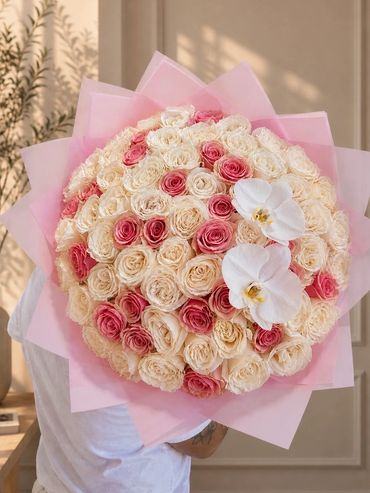 Diseño floral delicado elaborado con rosas blancas y rosadas en técnica compacta. La combinación de