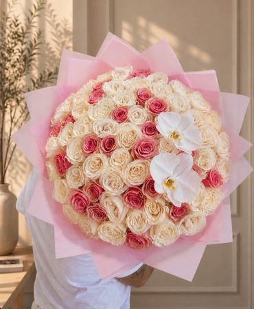 Diseño floral delicado elaborado con rosas blancas y rosadas en técnica compacta. La combinación de