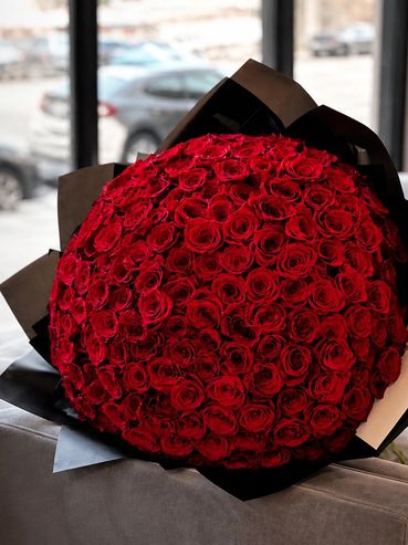 Bouquet de lujo compuesto por rosas rojas premium organizadas en diseño compacto y uniforme. Su inte