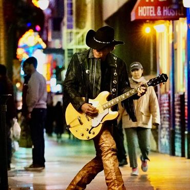 Kenny Allen sidewalk performing