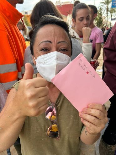 Ella vino a recoger comida y se llevo una carta de animos por parte de los alumnos de la Universidad