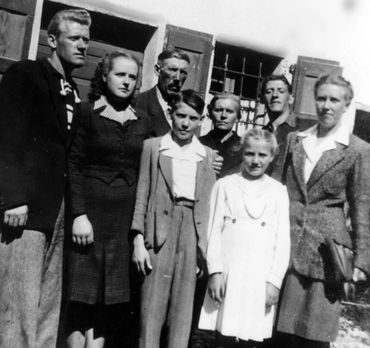 La Famiglia (Family) of Cannoleria Piccola® Sydney's First Cannoleria. Sydney's Finest Cannoli Piped
