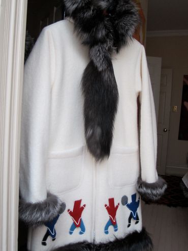 For those who want it, the tail ca be left on the fur around the hood. When it's very cold, it's tuc