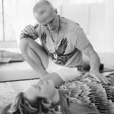 mark moon taking a lady throgh a private conscious connected breathwork session in Sydney