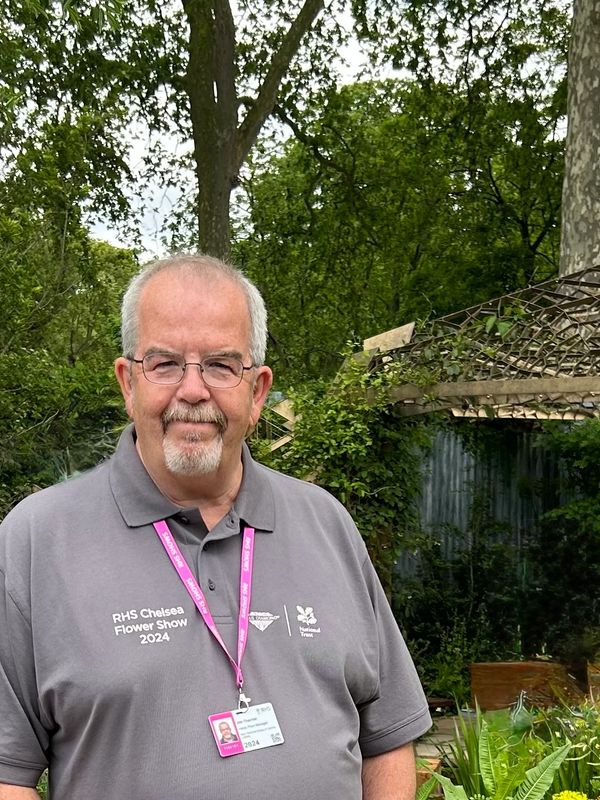 Man wearing RHS Chelsea Flower Show 2024 shirt stands in a lush garden.PLANTS
DESIGN
ADVICE
TREES
SHRUBS
NOTTINGHAM
WEST BRIDGFORD
HOME VISITS
PERSONAL SHOPPER
GROUP TALKS
PLANTING PLANS
PLANT SUPPLIERS
CONSULTATIONS