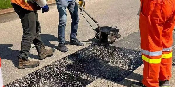 German technical team demonstrates the use of Plastasphalt construction for workers