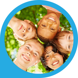 grupo de crianças a sorrir