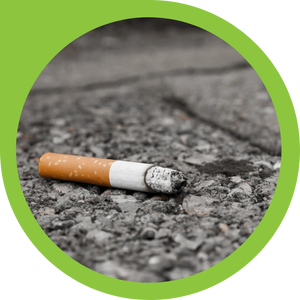 um filtro de cigarro no chão