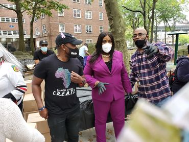 Councilwoman Vanessa Gibson making a donation of food in the 12 District