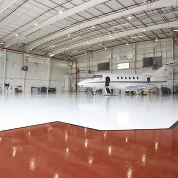 Airplane hangar floors with customizable options meeting safety and aesthetic requirements.