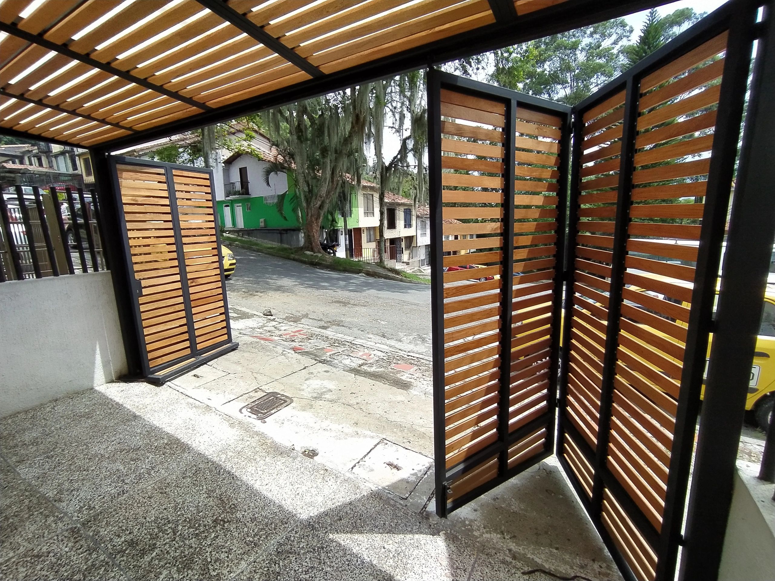 Pérgola en Hierro y Difusores en Madera de Roble, portón plegable.
