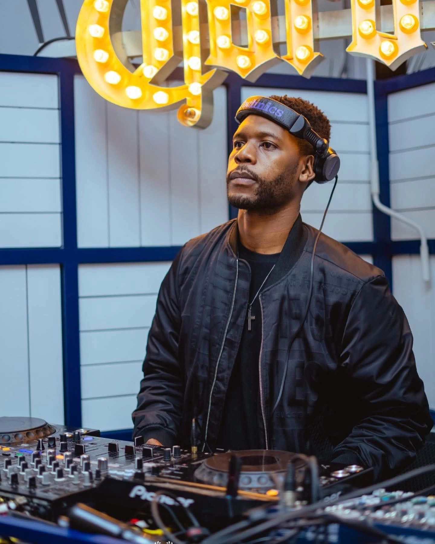 Matt Deejay serenading the crowd.