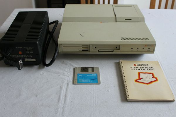 Xen system unit with its external power supply.