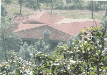 cabaña construida cercas del terreno cabaña construida cercas del terreno