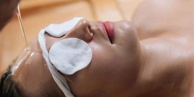 pouring oil on forehead in shirodhara