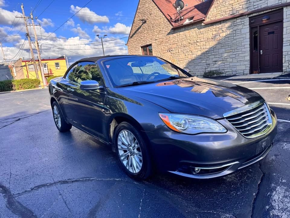 2014 Chrysler 200 Limited's photo
