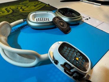 AirPods Max no sound repair blinking light