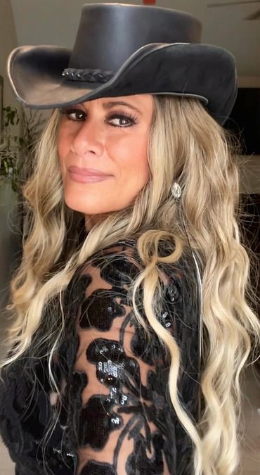 Lainey Wilson impersonator Michelle Spaziano