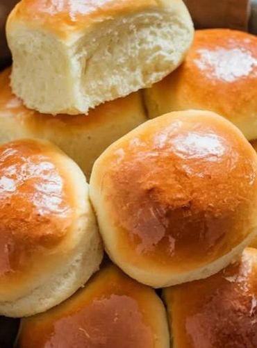 Sourdough dinner rolls. Ready to serve. Available in 6 pk or 12 pk.