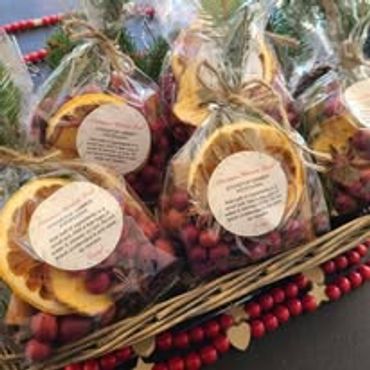 Fragrant and festive simmer pot kits. Just add water and cozy up with your favorite blanket. #gifts