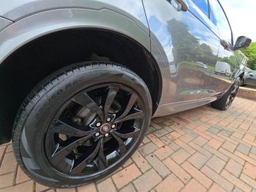 Rear 3/4 of grey Range Rover Discovery polished and detailed by AM Auto Aesthetics