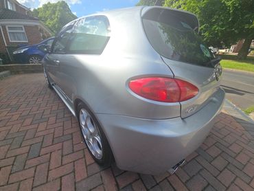 Rear 3/4 of grey Alfa 147 showing paintwork symmetry after detail