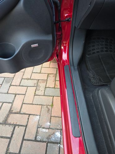 Nisaan Leaf passenger door sill clean