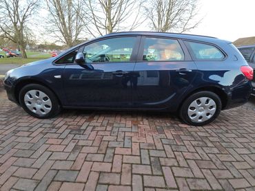 Passenger side of blue Vauxhall Astra showing polish and tyre shine