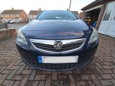 Front of blue Vauxhall Astra showing gloss after polish by AM Auto Aesthetics