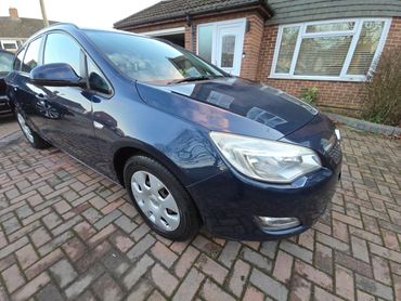 Front 3/4 of blue Vauxhall Astra polished to gloss by AM Auto Aesthetics