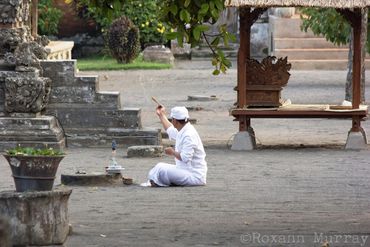 A monk prays at Taman Ayun. 