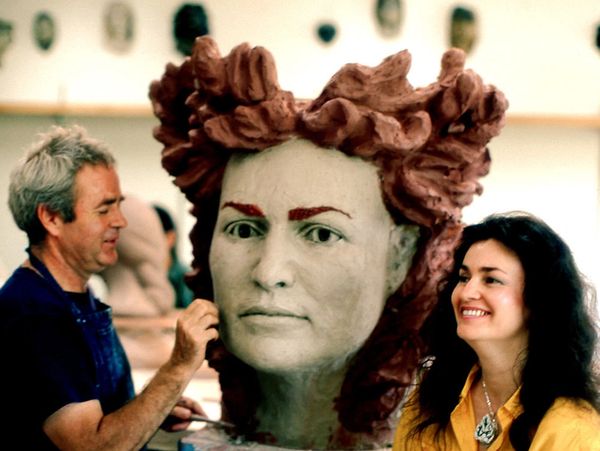 Modeling a large clay portrait image of Laurel