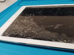Cracked screen on iPad Glass broken