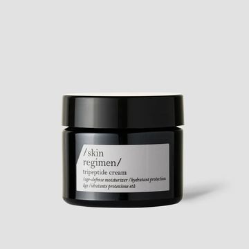 This highly concentrated and multitasking daily face moisturizer protects the skin from stress, poll