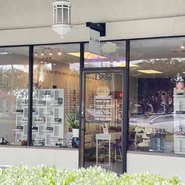 Front side of the Optica store
