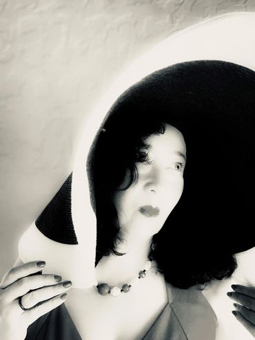 Frida Félix Del Rio profile picture by Cate Lumière. Noir photography.